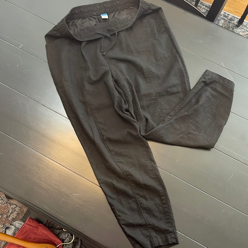 Old Navy size small 55% linen, 45% rayon black pants; tapered bottom
